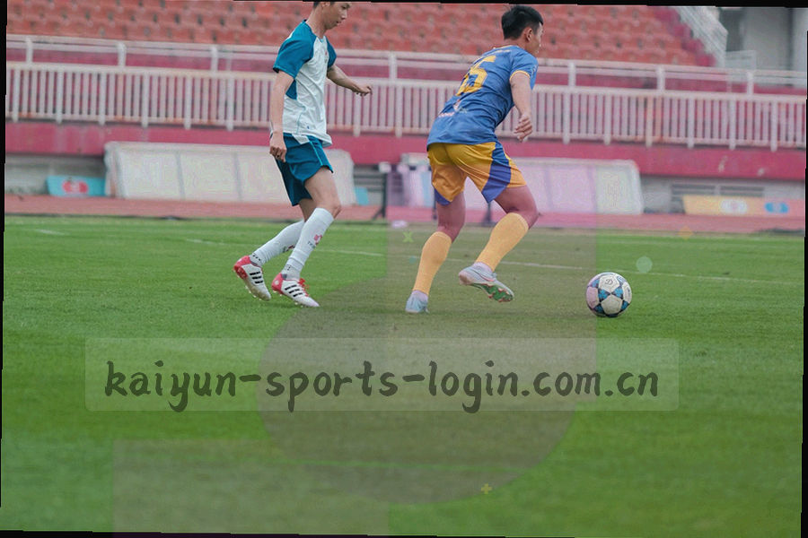 禁区上方俯视视角的球场局部，叠加细线轨迹与等宽数字标注，橙红仅用于定位球落点